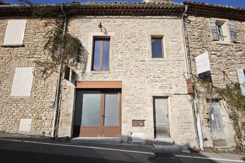 In the village of Gordes, character house for sale with exceptional views, suitable for residential and/or commercial use.