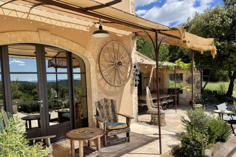 In the heart of the Luberon, large bastide set on 6 hectares with gym, heated pool and panoramic views.