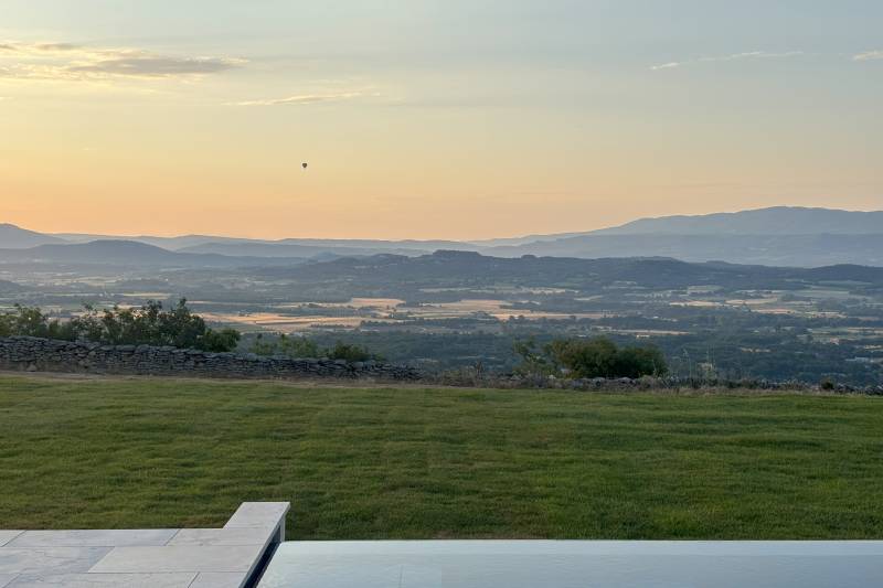 A few minutes’ walk from the heart of Gordes, contemporary house for rent with breathtaking views over the Luberon valley.
