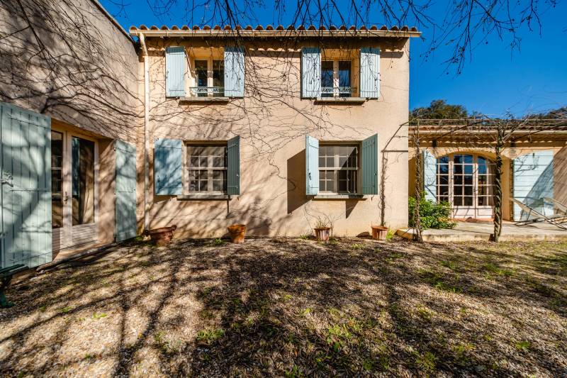 Traditional house just minutes from a charming hamlet of Gordes, set in a peaceful and highly sought-after setting.