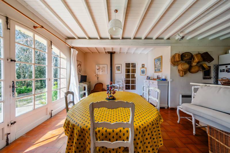 Traditional house just minutes from a charming hamlet of Gordes, set in a peaceful and highly sought-after setting.