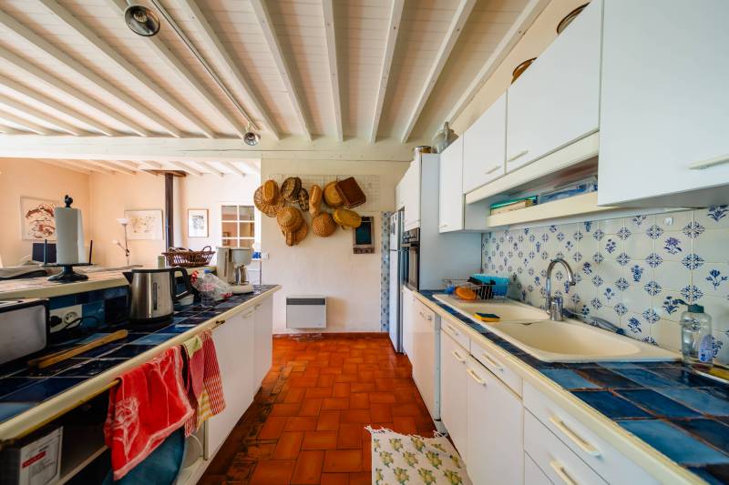 Traditional house just minutes from a charming hamlet of Gordes, set in a peaceful and highly sought-after setting.