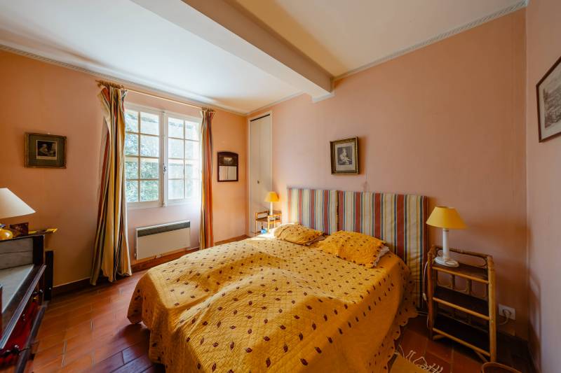 Traditional house just minutes from a charming hamlet of Gordes, set in a peaceful and highly sought-after setting.