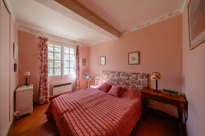 Traditional house just minutes from a charming hamlet of Gordes, set in a peaceful and highly sought-after setting.