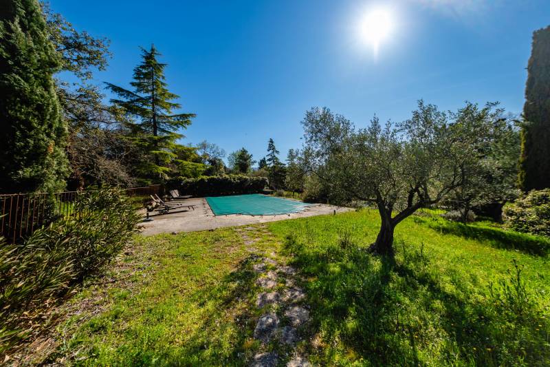 Traditional house just minutes from a charming hamlet of Gordes, set in a peaceful and highly sought-after setting.