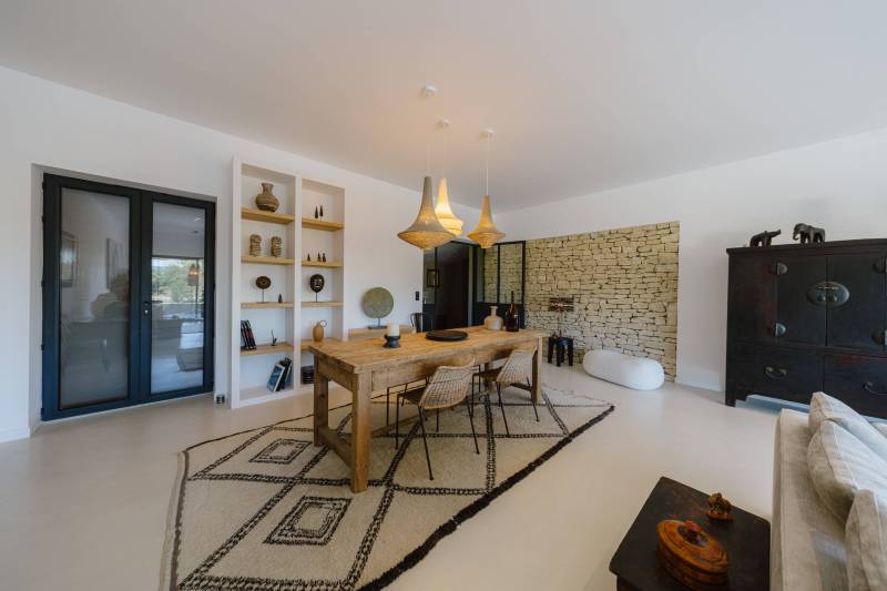 For sale, superb stone house with swimming pool and views in a residential area at the foot of Gordes.