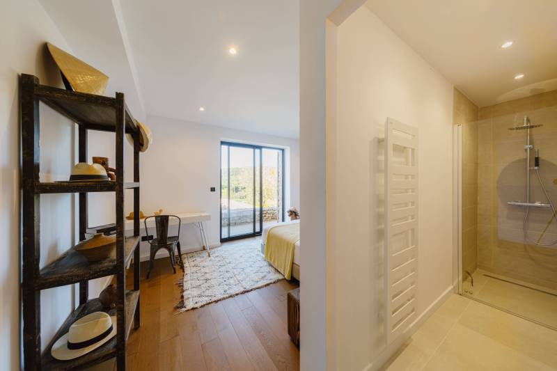 For sale, superb stone house with swimming pool and views in a residential area at the foot of Gordes.