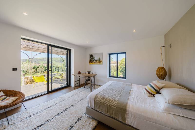 For sale, superb stone house with swimming pool and views in a residential area at the foot of Gordes.