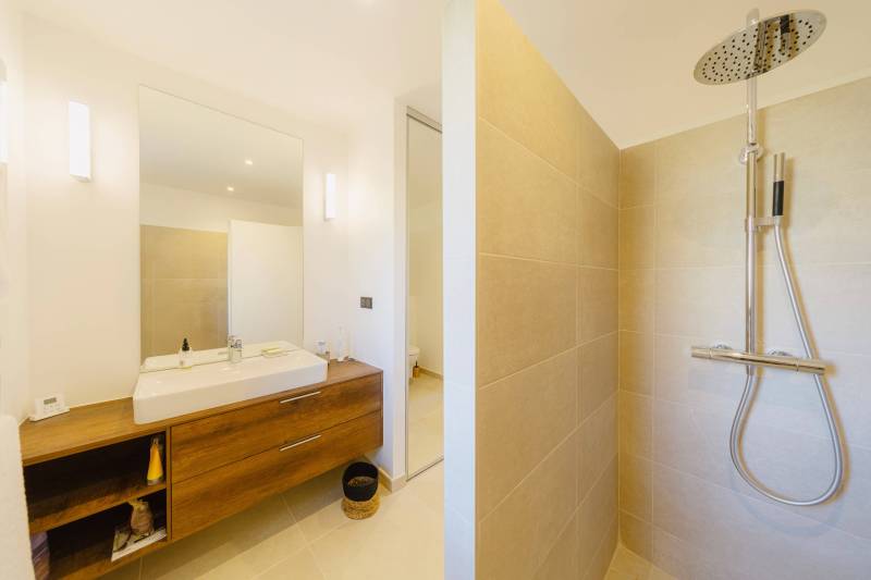 For sale, superb stone house with swimming pool and views in a residential area at the foot of Gordes.