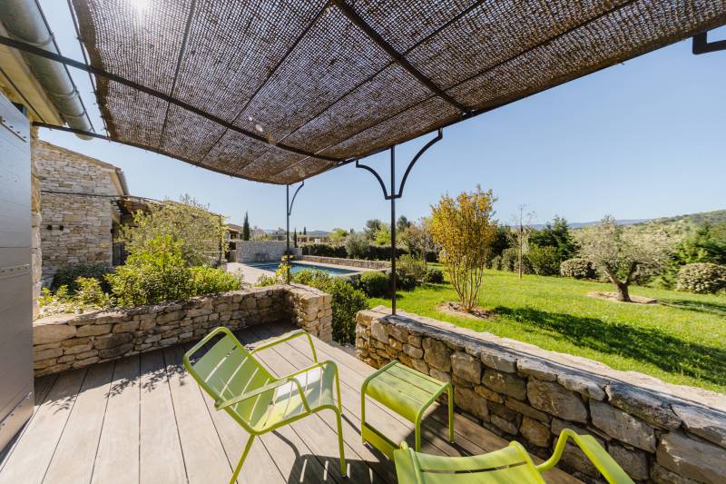 For sale, superb stone house with swimming pool and views in a residential area at the foot of Gordes.