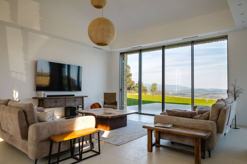 A few minutes’ walk from the heart of Gordes, contemporary house for rent with breathtaking views over the Luberon valley.