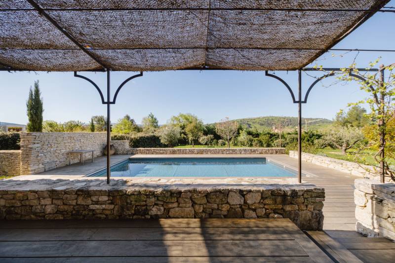 Stone house with swimming pool and view in Gordes