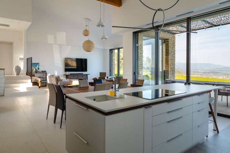 A few minutes’ walk from the heart of Gordes, contemporary house for rent with breathtaking views over the Luberon valley.