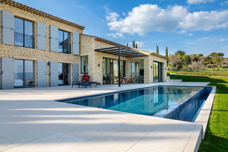 A few minutes’ walk from the heart of Gordes, contemporary house for rent with breathtaking views over the Luberon valley.