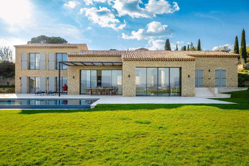 A few minutes’ walk from the heart of Gordes, contemporary house for rent with breathtaking views over the Luberon valley.