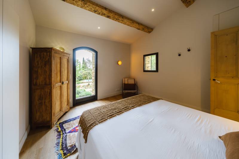 Authentic family holiday home with private pool and 3 ensuite bedrooms, just minutes from the village of Gordes.
