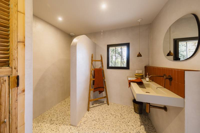 Authentic family holiday home with private pool and 3 ensuite bedrooms, just minutes from the village of Gordes.