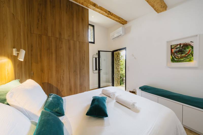 Authentic family holiday home with private pool and 3 ensuite bedrooms, just minutes from the village of Gordes.