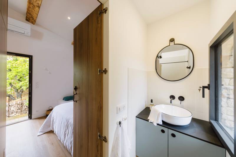 Authentic family holiday home with private pool and 3 ensuite bedrooms, just minutes from the village of Gordes.