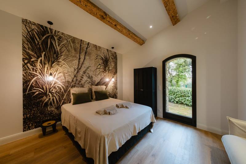 Authentic family holiday home with private pool and 3 ensuite bedrooms, just minutes from the village of Gordes.