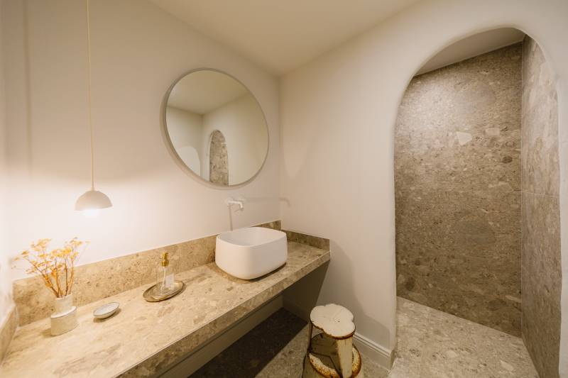 Authentic family holiday home with private pool and 3 ensuite bedrooms, just minutes from the village of Gordes.