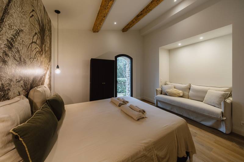 Authentic family holiday home with private pool and 3 ensuite bedrooms, just minutes from the village of Gordes.