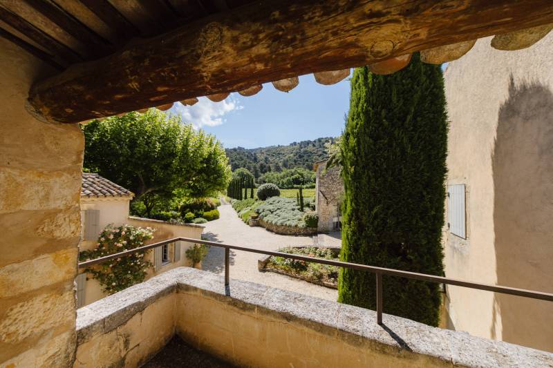 Exclusive listing - In the Luberon, superb farmhouse totally renovated with outbuildings set in 1.5 hectares facing the south.