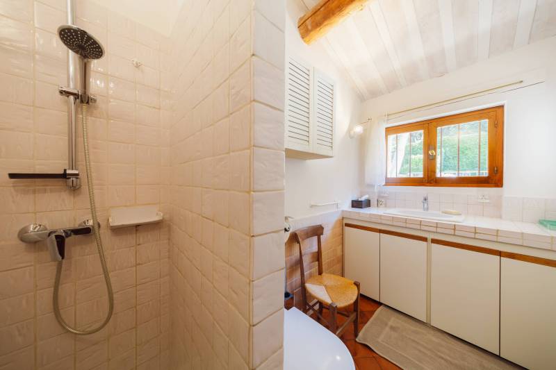 For rent, charming stone house with pool, in a peaceful setting just steps from the center of Gordes village.