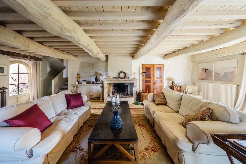Luberon: in Lacoste, a superb 17th-century mas on a private on approx. 7-hectare estate, nestled between woodland, rolling hills, and landscaped gardens.