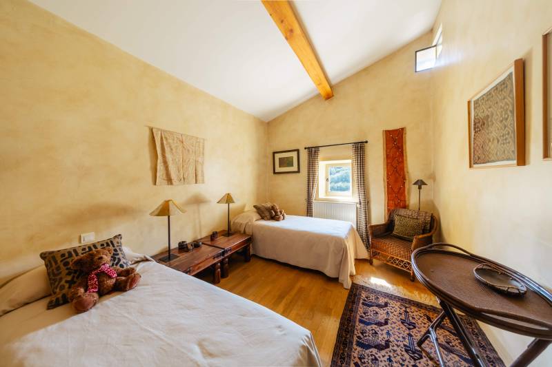 Luberon: in Lacoste, a superb 17th-century mas on a private on approx. 7-hectare estate, nestled between woodland, rolling hills, and landscaped gardens.