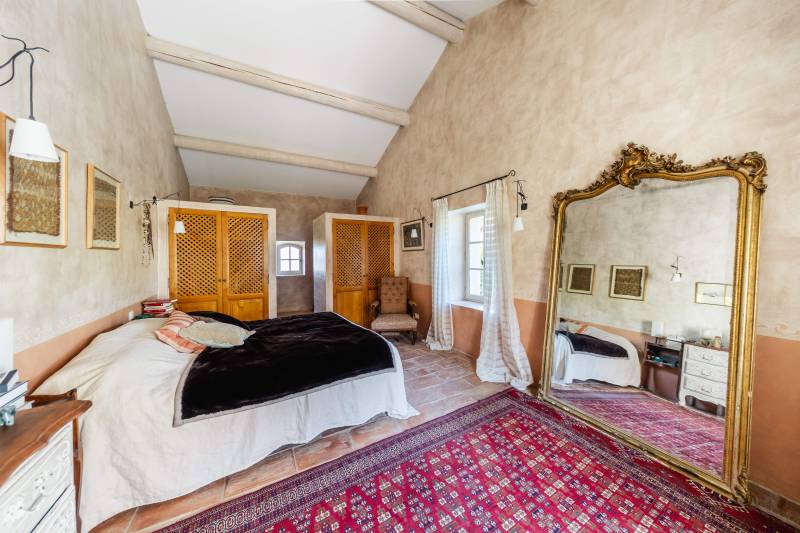 Luberon: in Lacoste, a superb 17th-century mas on a private on approx. 7-hectare estate, nestled between woodland, rolling hills, and landscaped gardens.
