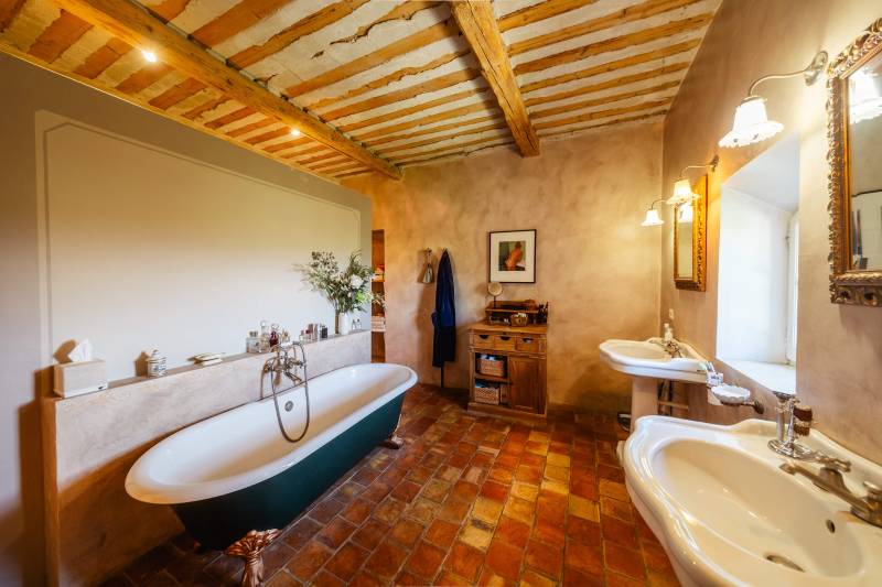 Luberon: in Lacoste, a superb 17th-century mas on a private on approx. 7-hectare estate, nestled between woodland, rolling hills, and landscaped gardens.