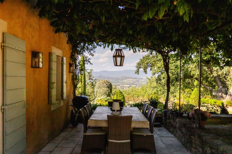 Luberon: in Lacoste, a superb 17th-century mas on a private on approx. 7-hectare estate, nestled between woodland, rolling hills, and landscaped gardens.