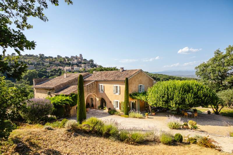 Luberon: in Lacoste, a superb 17th-century mas on a private on approx. 7-hectare estate, nestled between woodland, rolling hills, and landscaped gardens.
