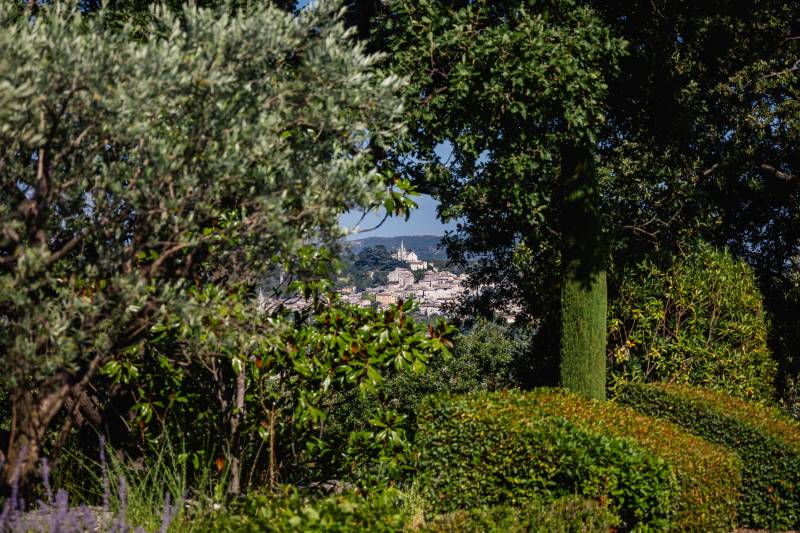 Luberon: in Lacoste, a superb 17th-century mas on a private on approx. 7-hectare estate, nestled between woodland, rolling hills, and landscaped gardens.