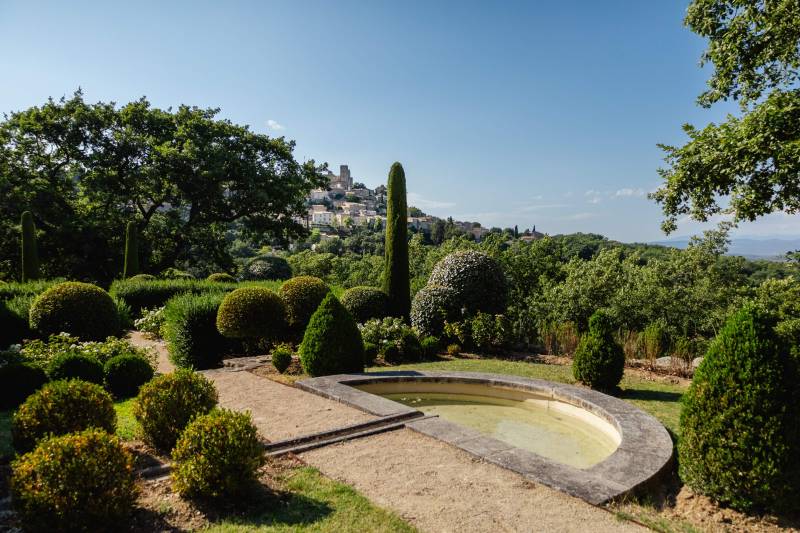 Luberon: in Lacoste, a superb 17th-century mas on a private on approx. 7-hectare estate, nestled between woodland, rolling hills, and landscaped gardens.