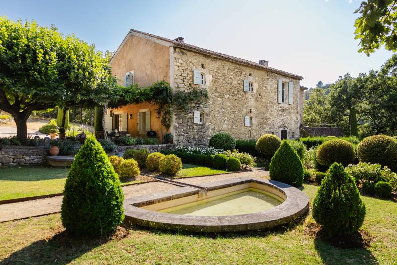 Luberon: in Lacoste, a superb 17th-century mas on a private on approx. 7-hectare estate, nestled between woodland, rolling hills, and landscaped gardens.