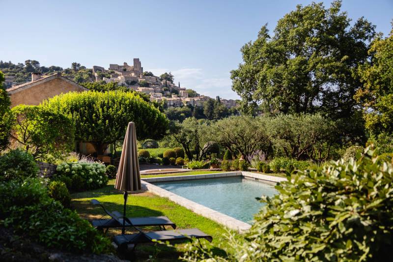 Luberon: in Lacoste, a superb 17th-century mas on a private on approx. 7-hectare estate, nestled between woodland, rolling hills, and landscaped gardens.