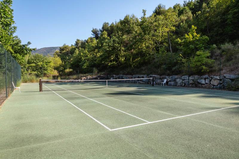 Luberon: in Lacoste, a superb 17th-century mas on a private on approx. 7-hectare estate, nestled between woodland, rolling hills, and landscaped gardens.