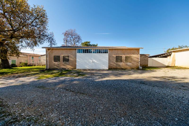 Large agricultural hangar in perfect condition, providing significant storage space or new business opportunities.