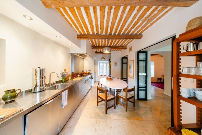 In Gordes, in the heart of a sought-after hamlet, for sale a superb restored 18th-century stone house with two outbuildings set in an enclosed garden featuring a pond.