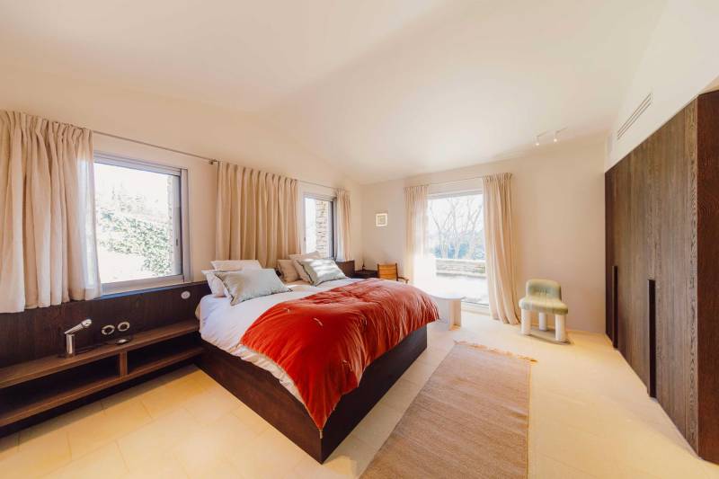 Architect-designed house in the heart of a 9-hectare estate in the Luberon