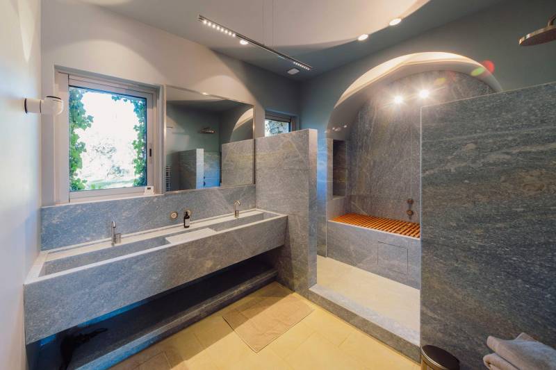 Architect-designed house in the heart of a 9-hectare estate in the Luberon