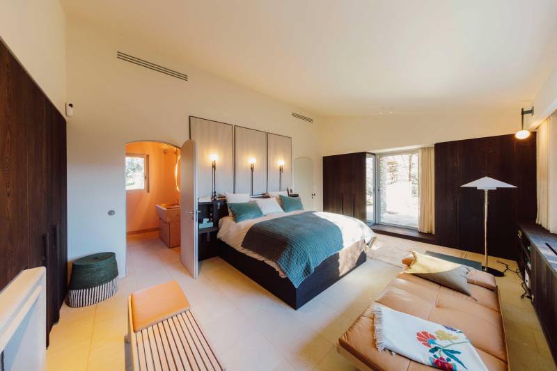 Architect-designed house in the heart of a 9-hectare estate in the Luberon