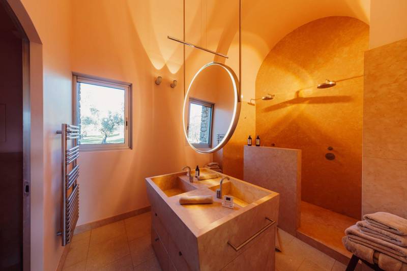 Architect-designed house in the heart of a 9-hectare estate in the Luberon