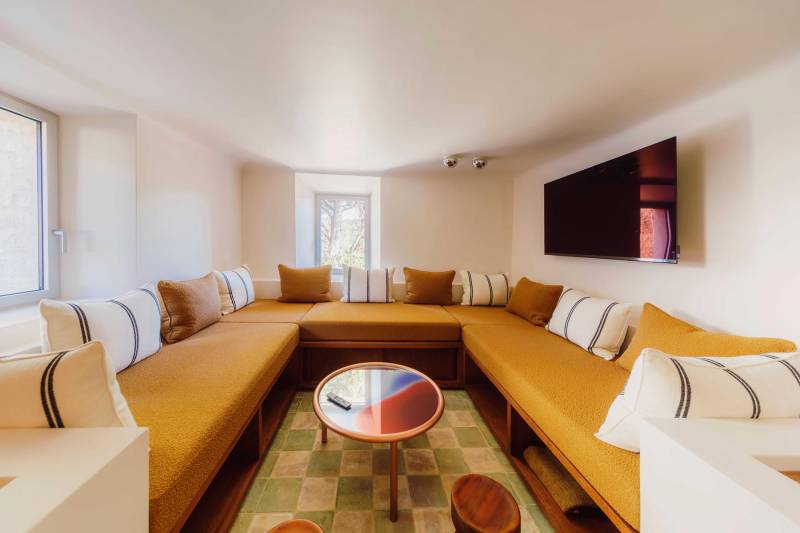 Architect-designed house in the heart of a 9-hectare estate in the Luberon