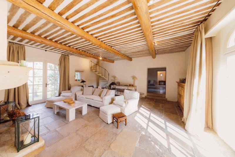 In Gordes, superb mas with swimming pool and janitor's cottage on over a hectare of land in the heart of Luberon.