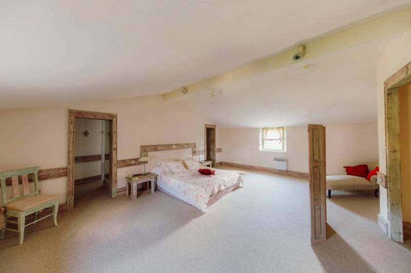 In Gordes, superb mas with swimming pool and janitor's cottage on over a hectare of land in the heart of Luberon.