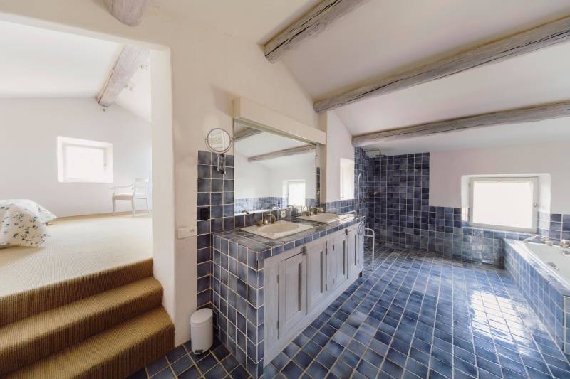In Gordes, superb mas with swimming pool and janitor's cottage on over a hectare of land in the heart of Luberon.