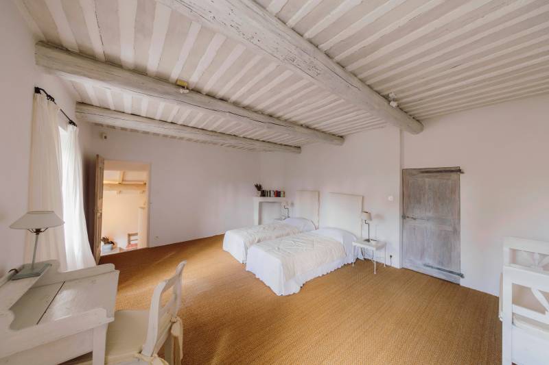 In Gordes, superb mas with swimming pool and janitor's cottage on over a hectare of land in the heart of Luberon.